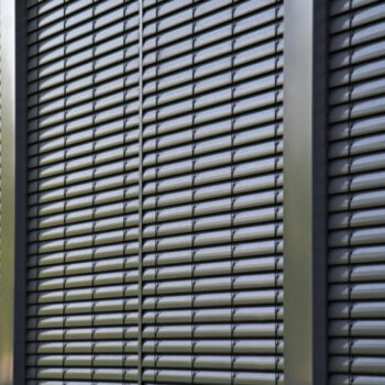 Rolety zewnętrzne vs. żaluzje aluminiowe – co lepiej chroni przed upałem