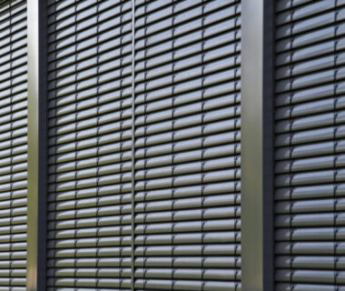 Rolety zewnętrzne vs. żaluzje aluminiowe – co lepiej chroni przed upałem